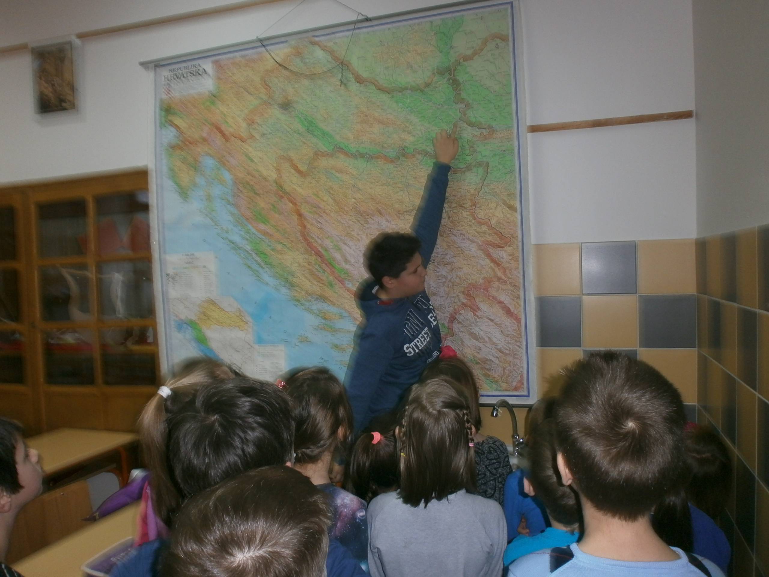 Karlo Mijatovi na karti Hrvatske pokazuje rijeku Dunav