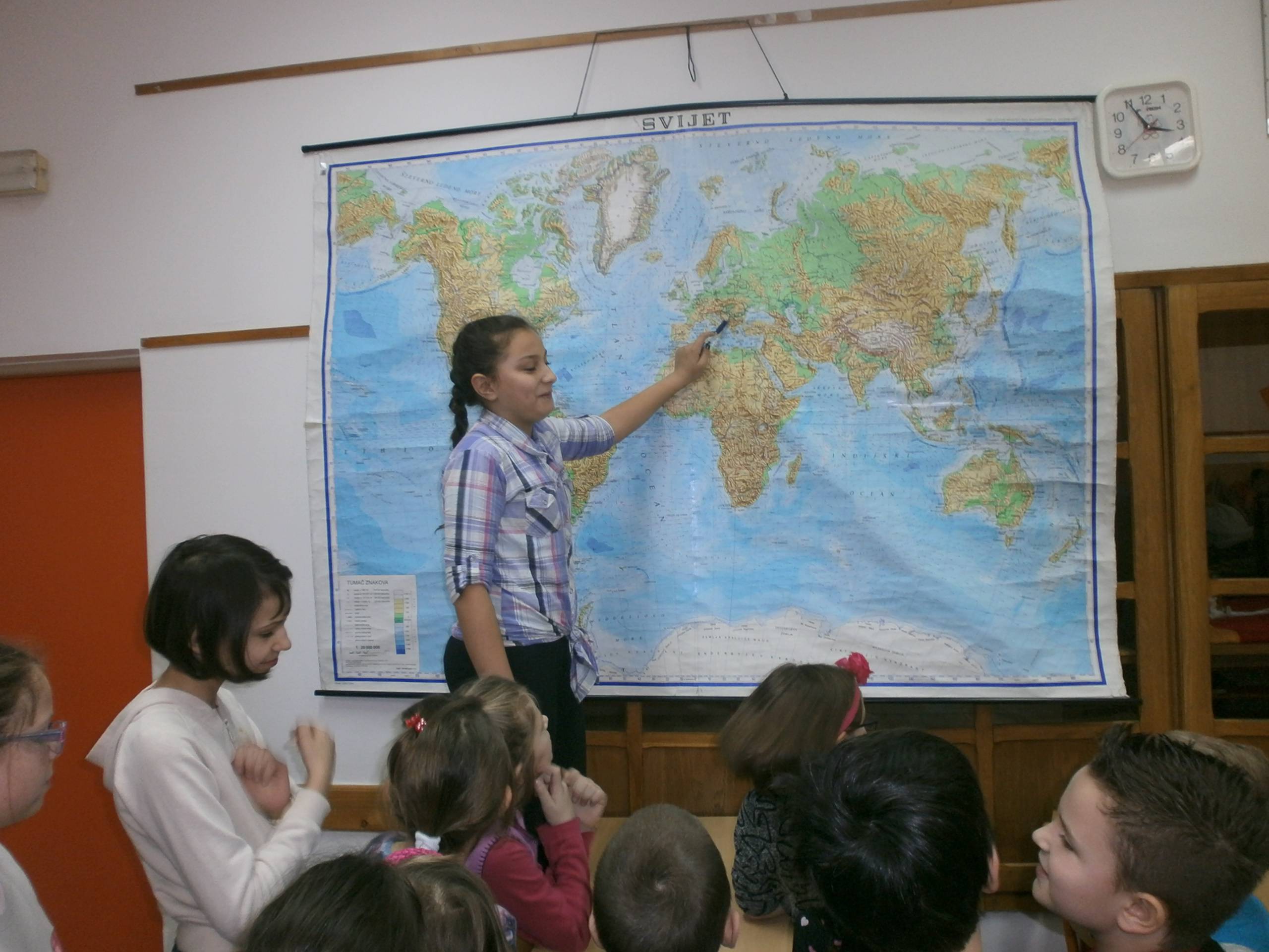 Karolina Zafirov na karti svijeta pokazuje rijeku Dunav